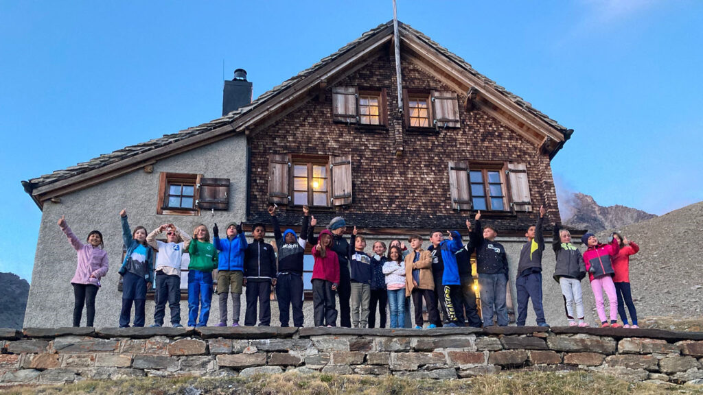 ALPENLERNEN - FREILICHT-KLASSENZIMMER 
Während fünf Tagen tauchen die Schülerinnen und Schüler in die Welt der Berge ein.